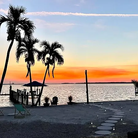Stunning Waterfront Home With Southeast Bay Frontage - Villa Cuquita